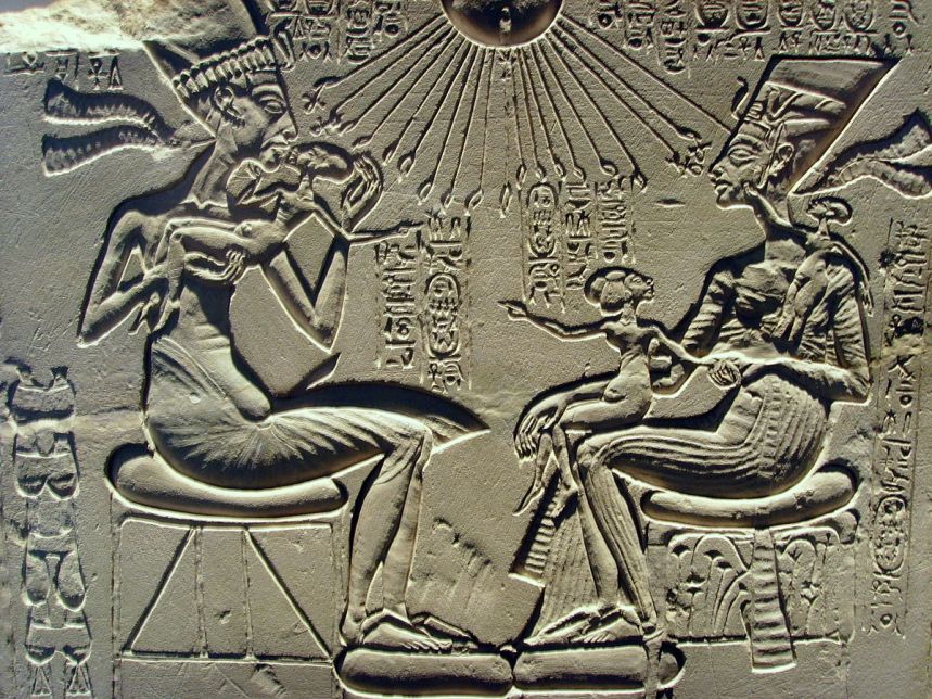 1200px-Akhenaten,_Nefertiti_and_their_children